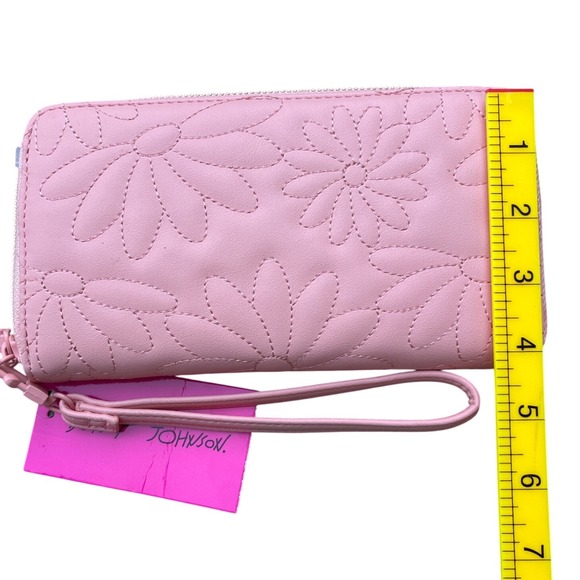 Betsey Johnson Pink Daisy Quilted Zip Around Wristlet Wallet BMS 1300 - Picture 4 of 9